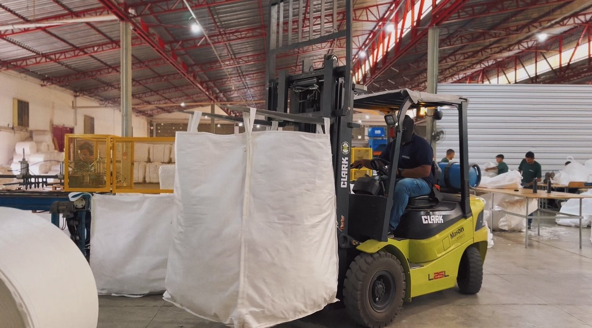 Empilhadeira movimentando um big bag