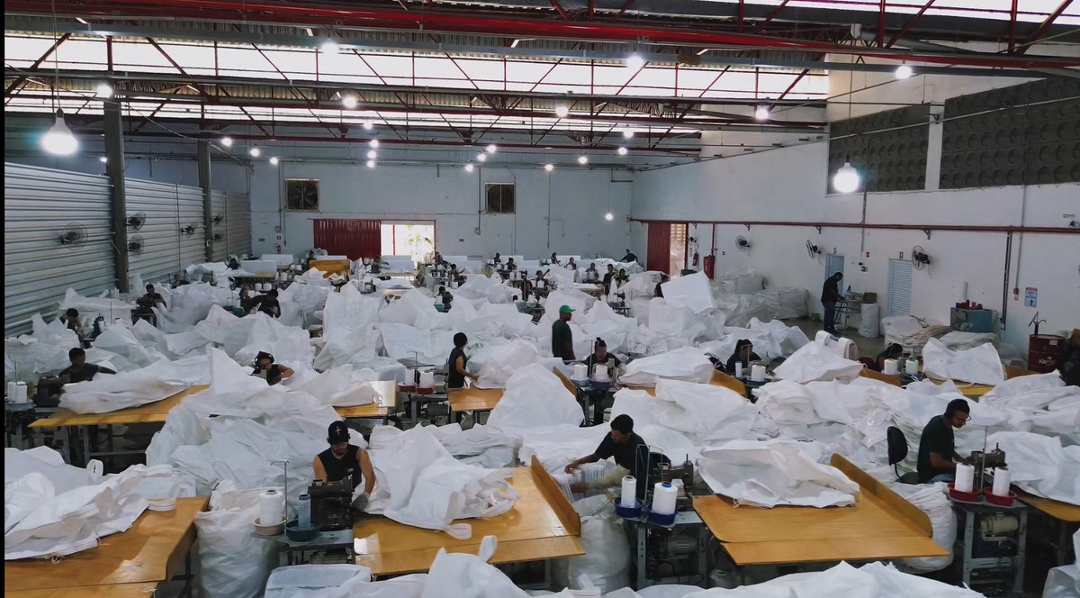 Salão de costura com big bags em produção